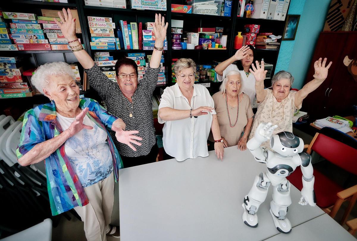 Acaymito y Estrellita, los robots que ayudan a animar a los mayores de La Laguna Acaymito y Estrellita, los robots que ayudan a animar a los mayores de La Laguna