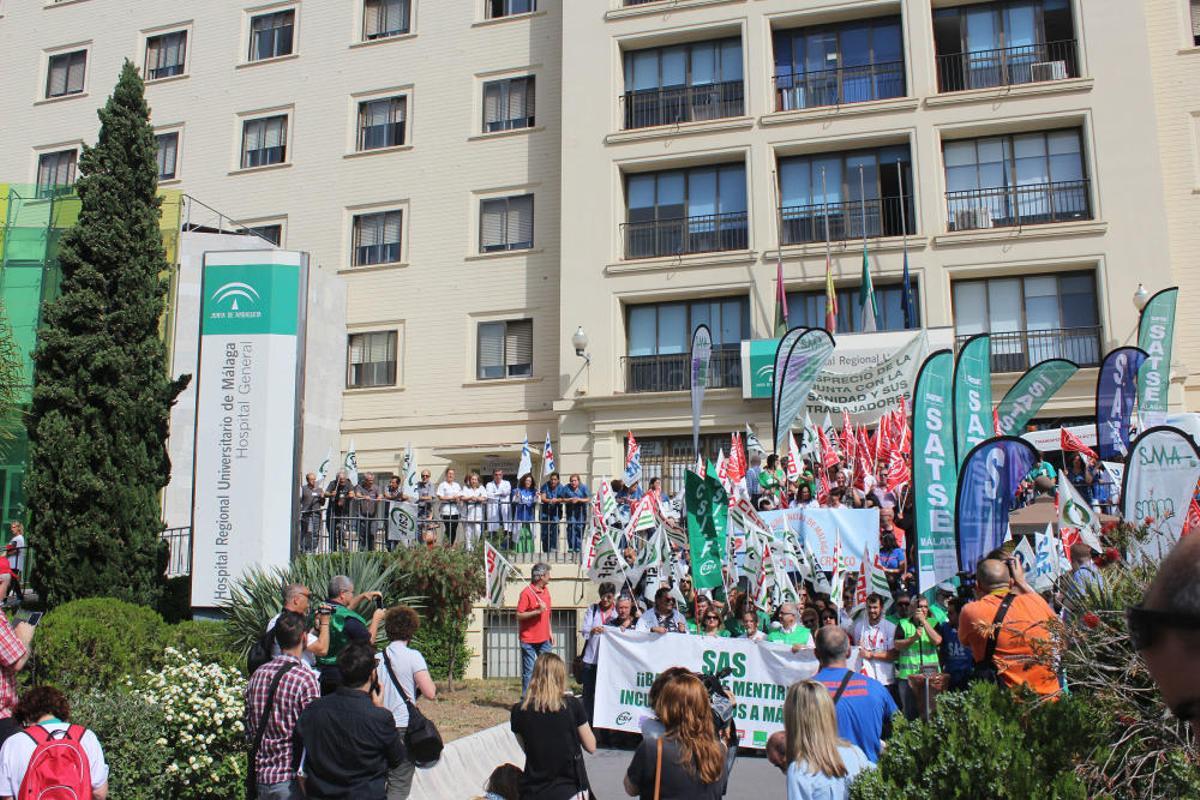 Los sindicatos protestan para pedir más contratos sanitarios para el verano