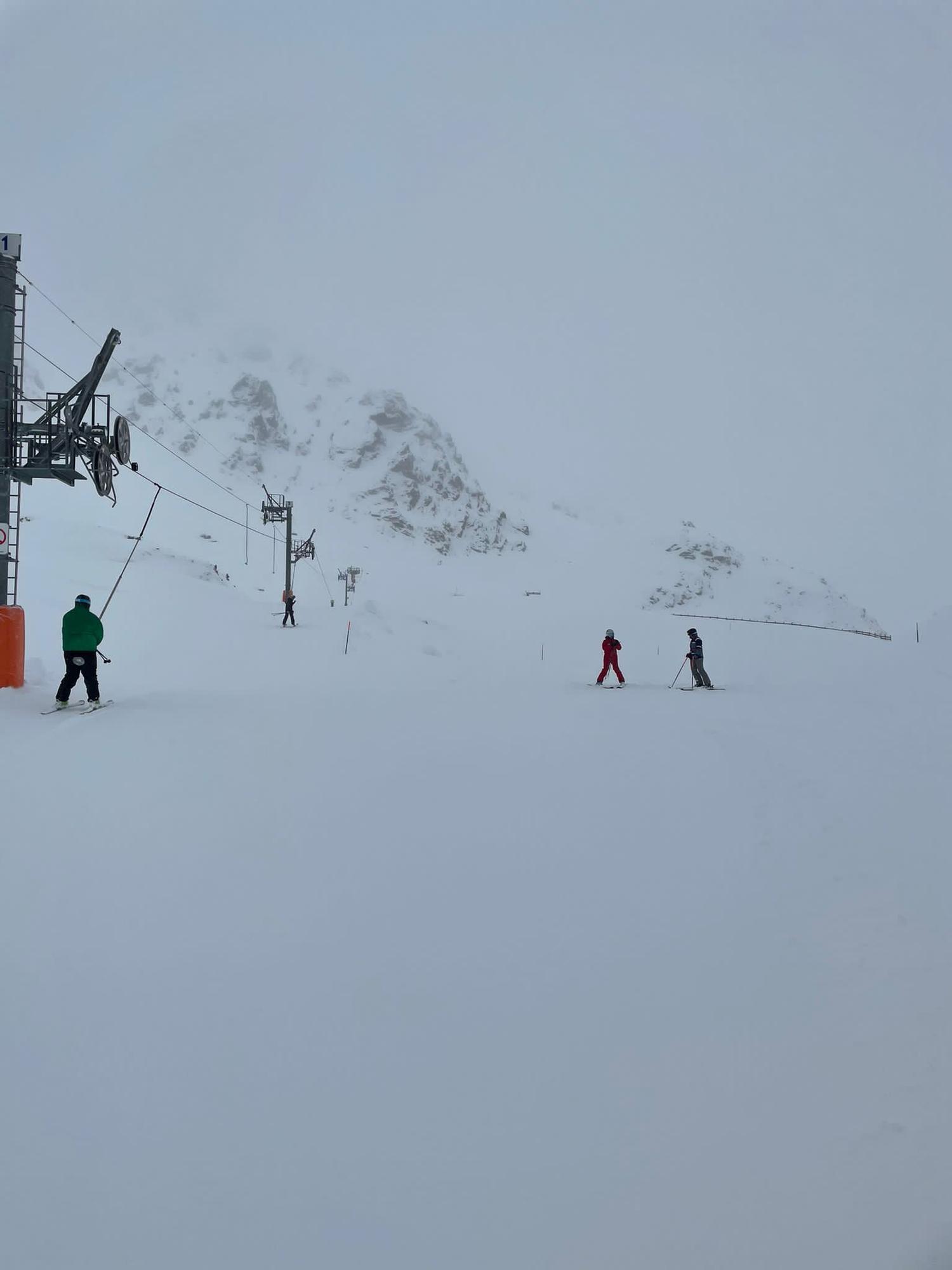 Primer día de la temporada de esquí 2021 en Valgrande-Pajares y Fuentes de Invierno