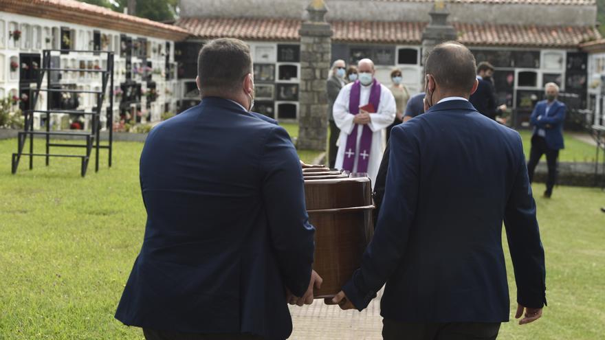 Menchu Álvarez del Valle descansa ya en Ribadesella, tras un íntimo funeral