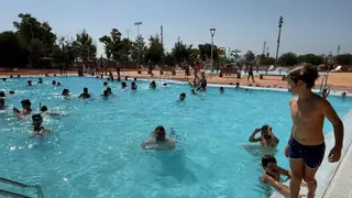 Carlet reabre la piscina dañada por la riada y el tornado: “Teníamos que ir a otros pueblos a nadar”