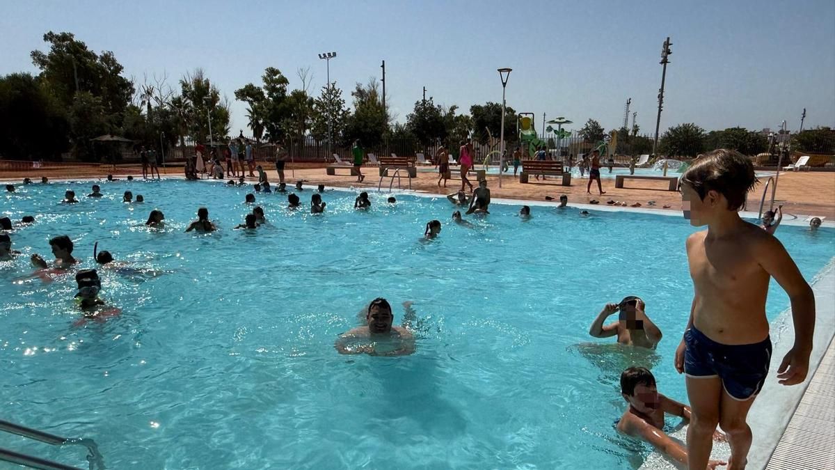 Niños y niñas de la escuela de verano disfruta de las nuevas instalaciones.