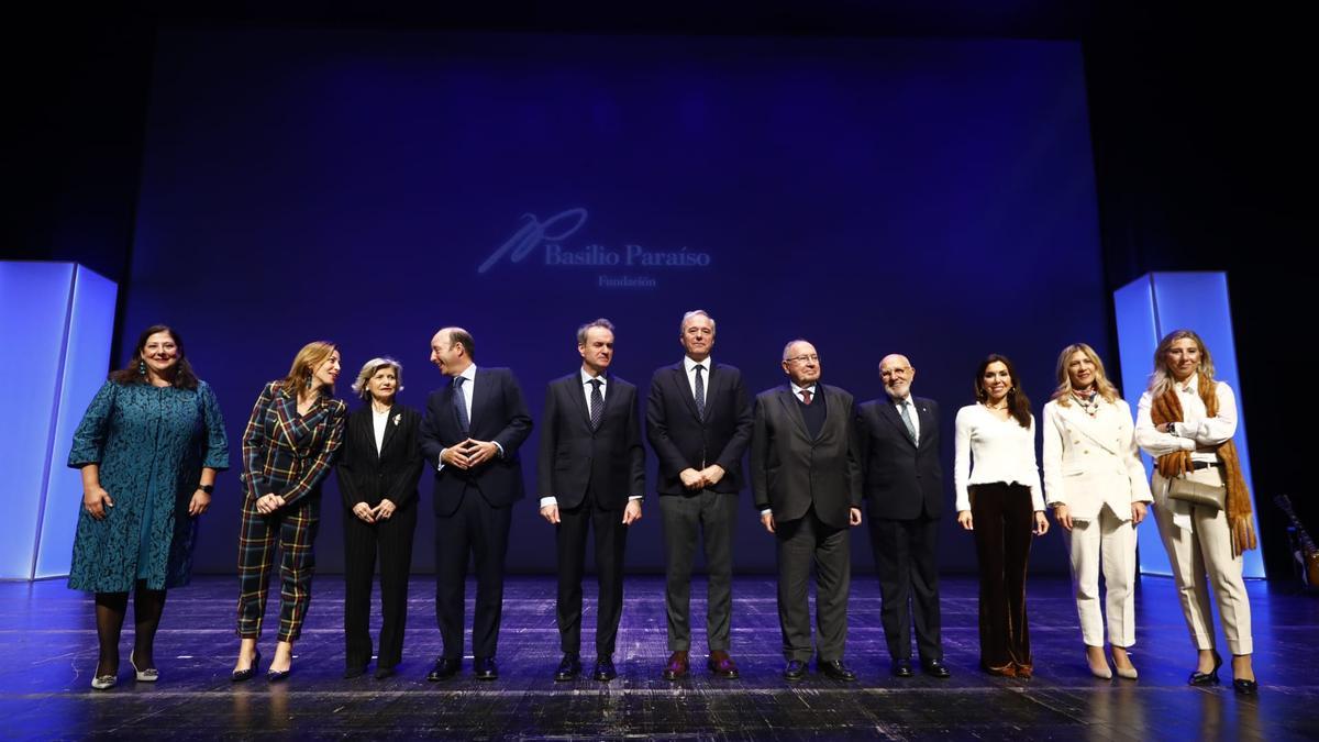 Foto de familia de autoridades y premiados en la gala de la Fundación Basilio Paraíso.