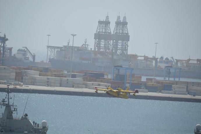 Los hidroaviones cargan agua en el Puerto de Las Palmas - Incendio Gran Canaria 2019