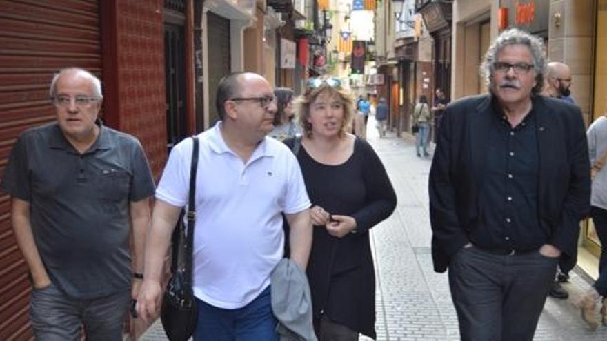 Joan Tardà amb membres d&#039;ERC a Berga passejant pel carrer Major, aquest dijous a la tarda