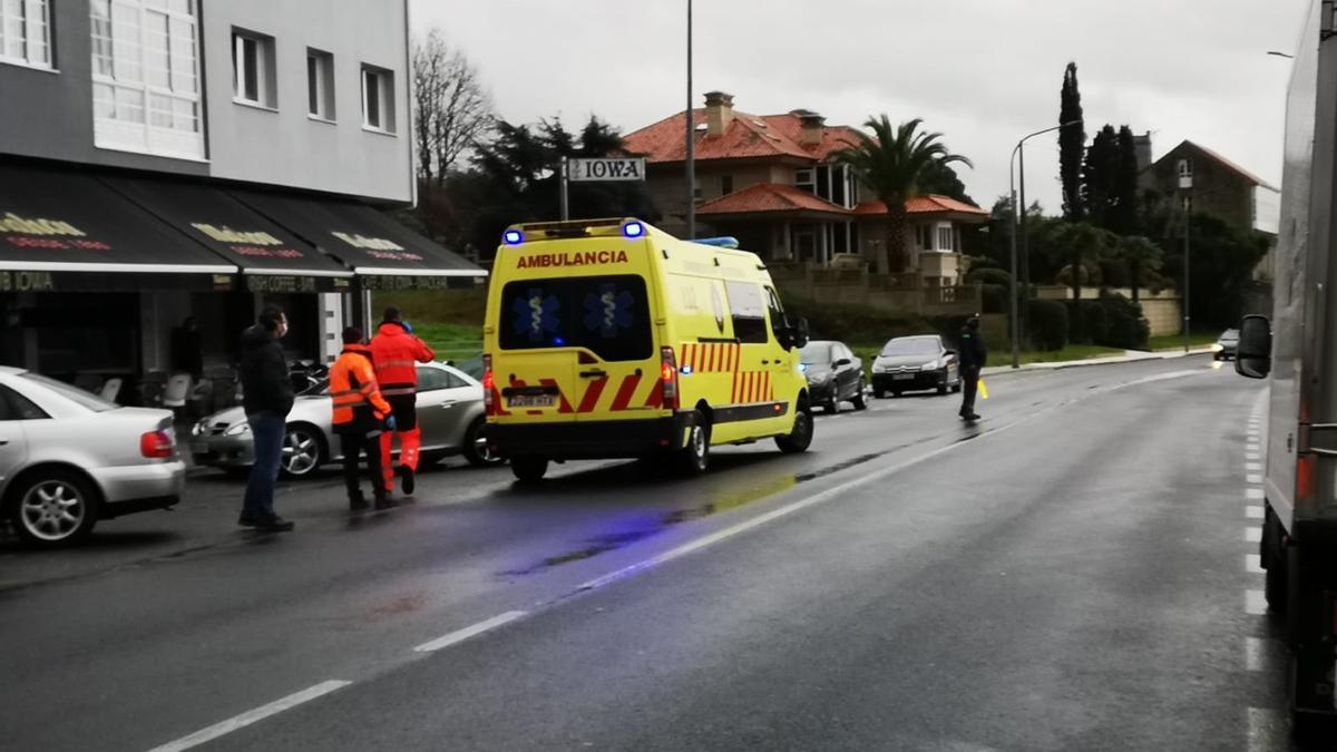 Medios de emergencia en el lugar del atropello en Cuntis.