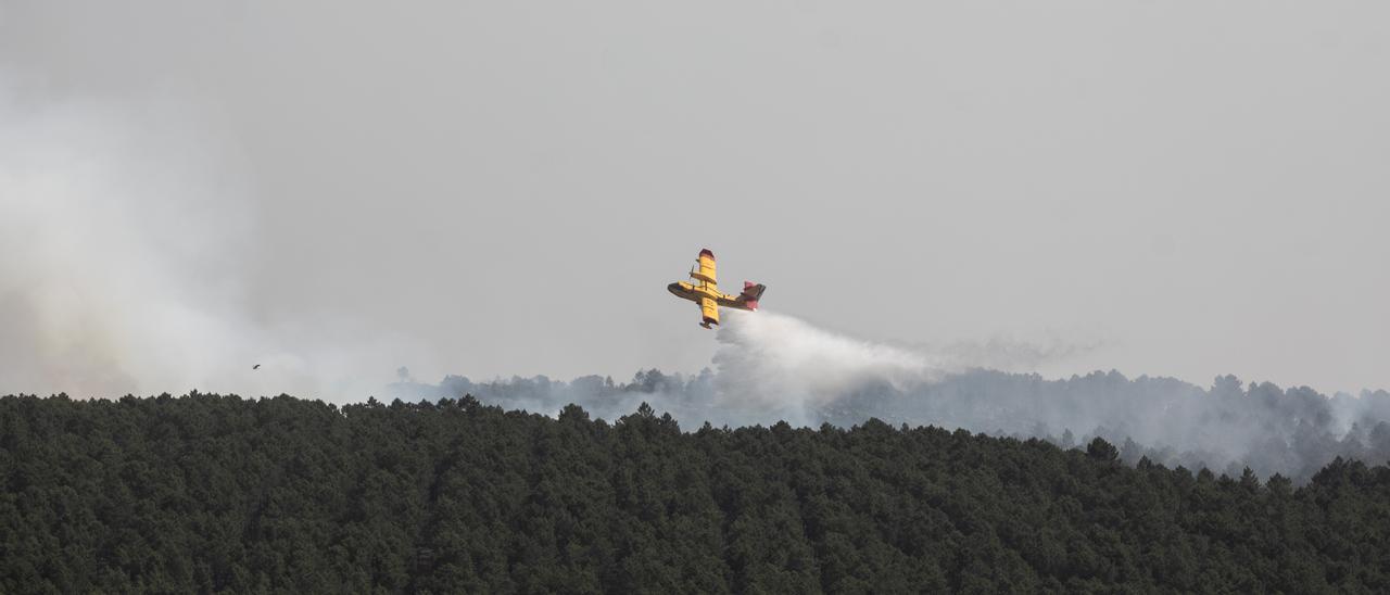 Un hidroavión descarga sobre el incendio de la Culebra