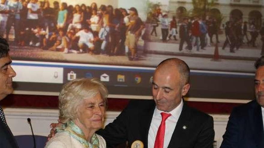 La viuda, Menchu Suárez, recibe una estatuílla de manos de Luis Felipe Fernández, en presencia de sus hijos Ricardo y Carlos.