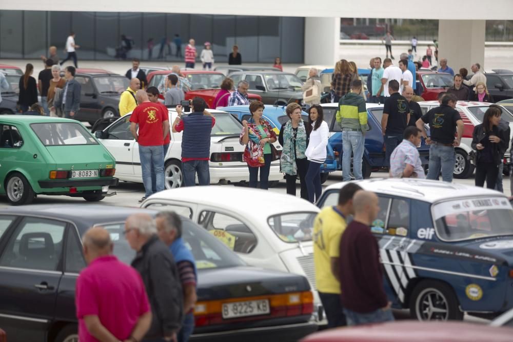 Concentración de coches clásicos en el Niemeyer