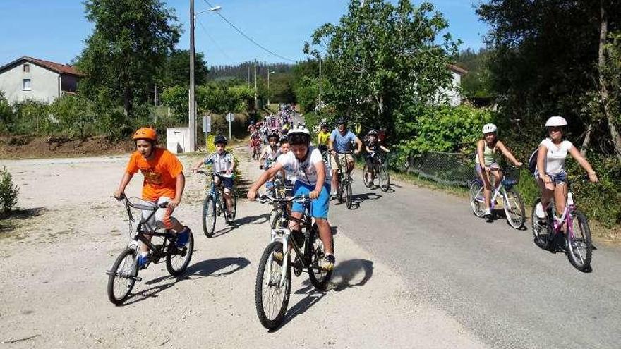 Algunos de los alumnos que fueron en bicicleta.