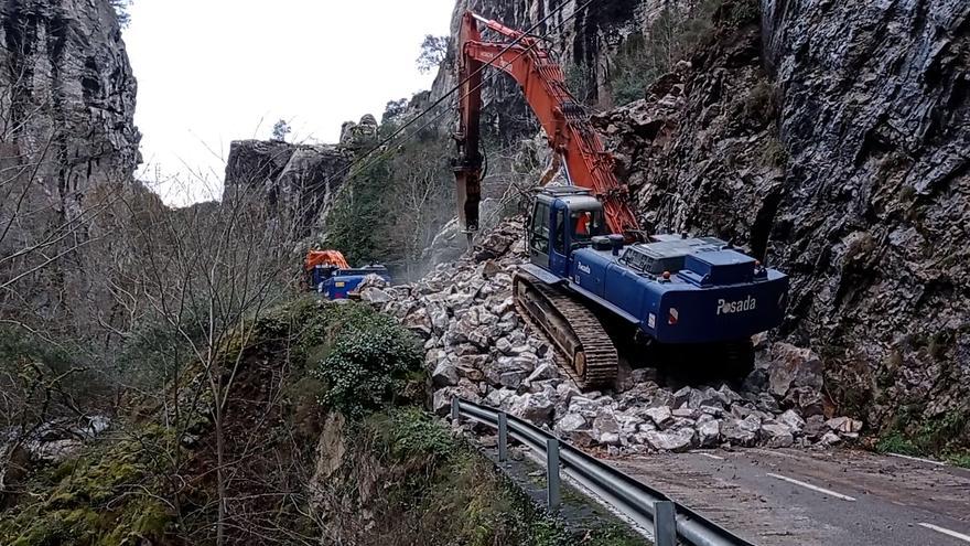 Así se trabaja para retirar el enorme argayo que dejó incomunicada a Pola de Somiedo