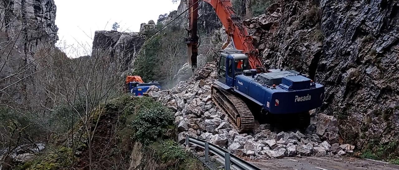 Así se trabaja para retirar el enorme argayo que dejó incomunicada a Pola de Somiedo