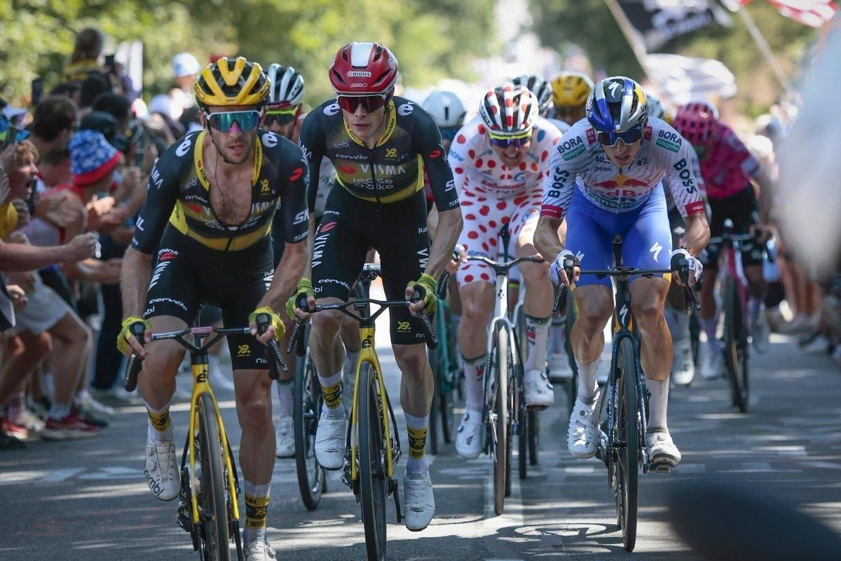 Simon Yates tira de Jonas Vingegaard en los kilómetros finales.