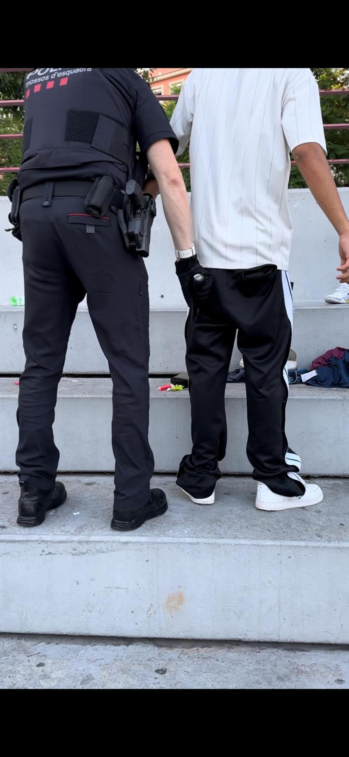 Pla daga de Mossos en Barcelona con detectores de metal