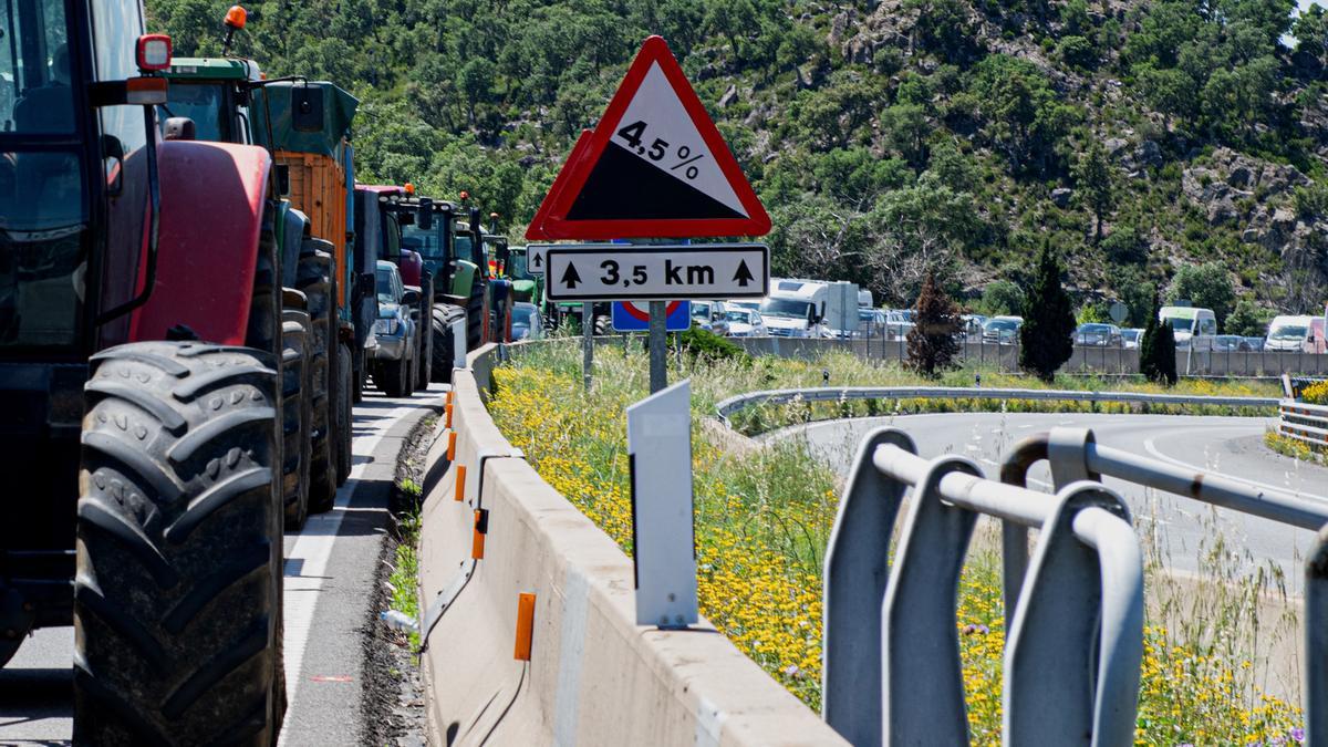 Tractores circulan durante una protesta de agricultores en la autopista AP-7 a la altura de Le Perthus, en la frontera entre España y Francia, a 3 de junio de 2024, en Le Perthus (Francia).