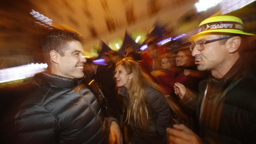 Una instantánea de la celebración de la Nochevieja en la plaza del Ayuntamiento de Alicante.