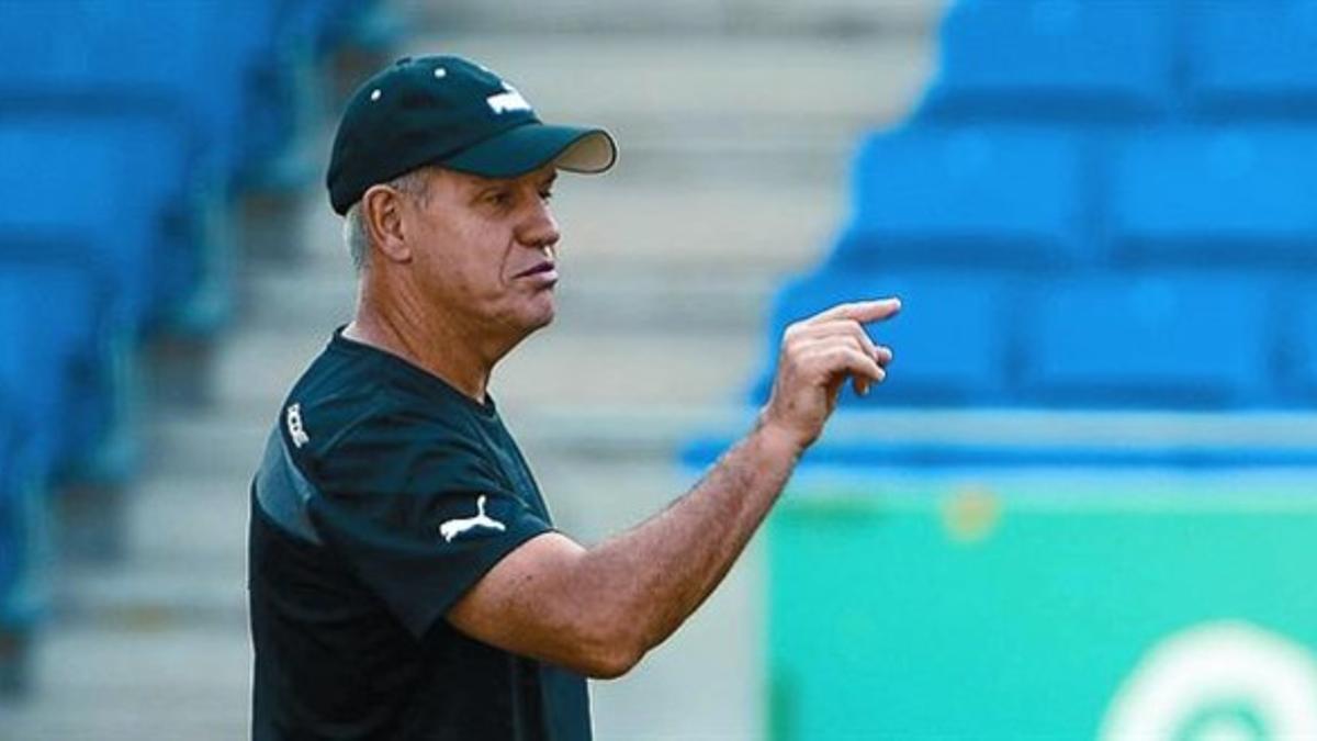 Javier Aguirre da una orden a sus jugadores, ayer, en el entrenamiento que se realizó en el estadio de Cornellà-El Prat.