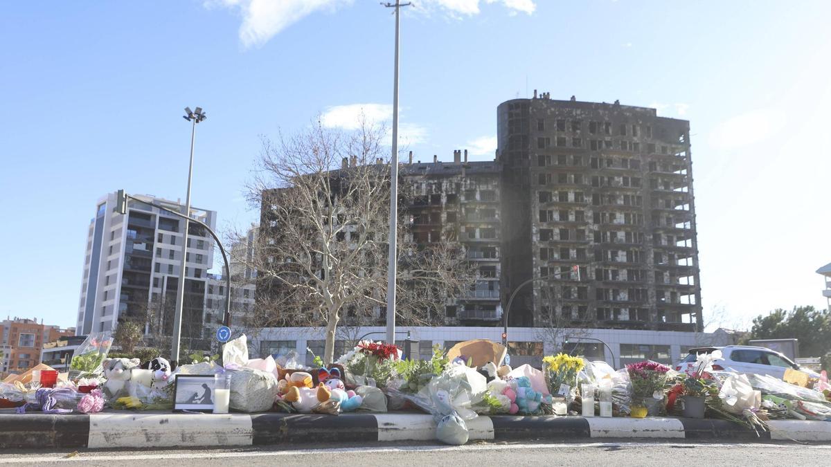 El altar improvisado frente al edificio de Campanar una semana después del incendio.