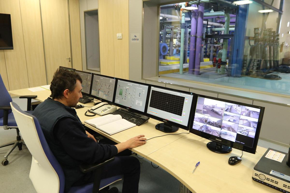 Sala de control de la desaladora de la ciudad de Eivissa, en una imagen de archivo.