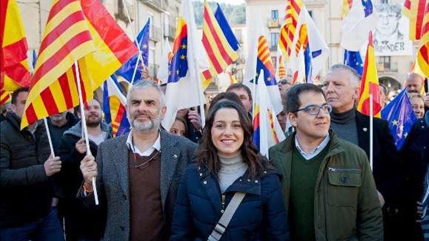 Arrimadas, entre Carrizosa y Espejo-Saavedra (a la derecha). // Efe