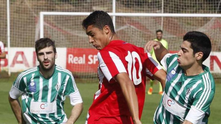 Pablo Fernández trata de mantener la posesión del balón ante la fuerte presión de dos jugadores del Lenense.