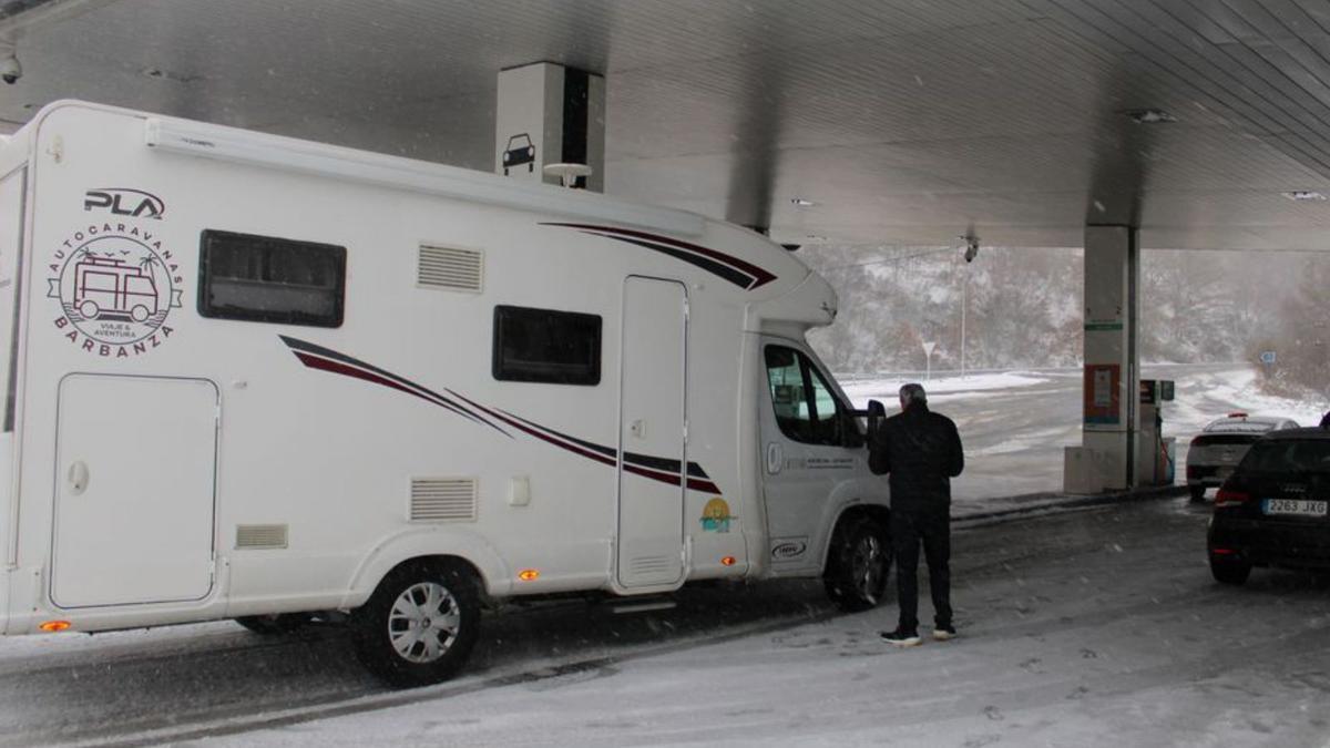 Una autocaravana para a repostar en una gasolinera. | A. S. 