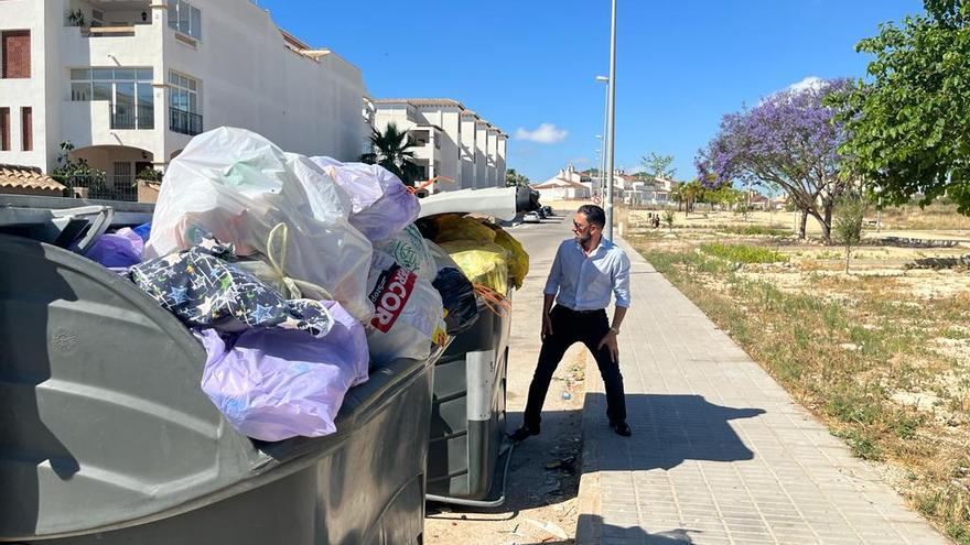 Aparicio denuncia que la basura se acumula en los contenedores tras varios días sin que se haya recogido