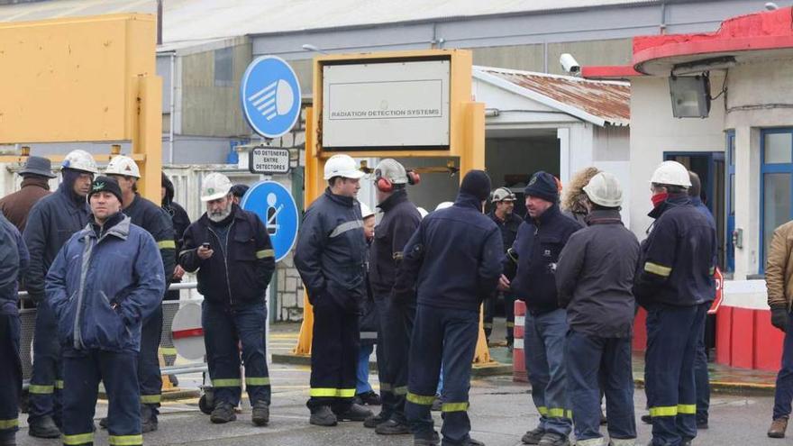 Trabajadores de Alcoa, frente a la fábrica avilesina durante la crisis del año pasado.