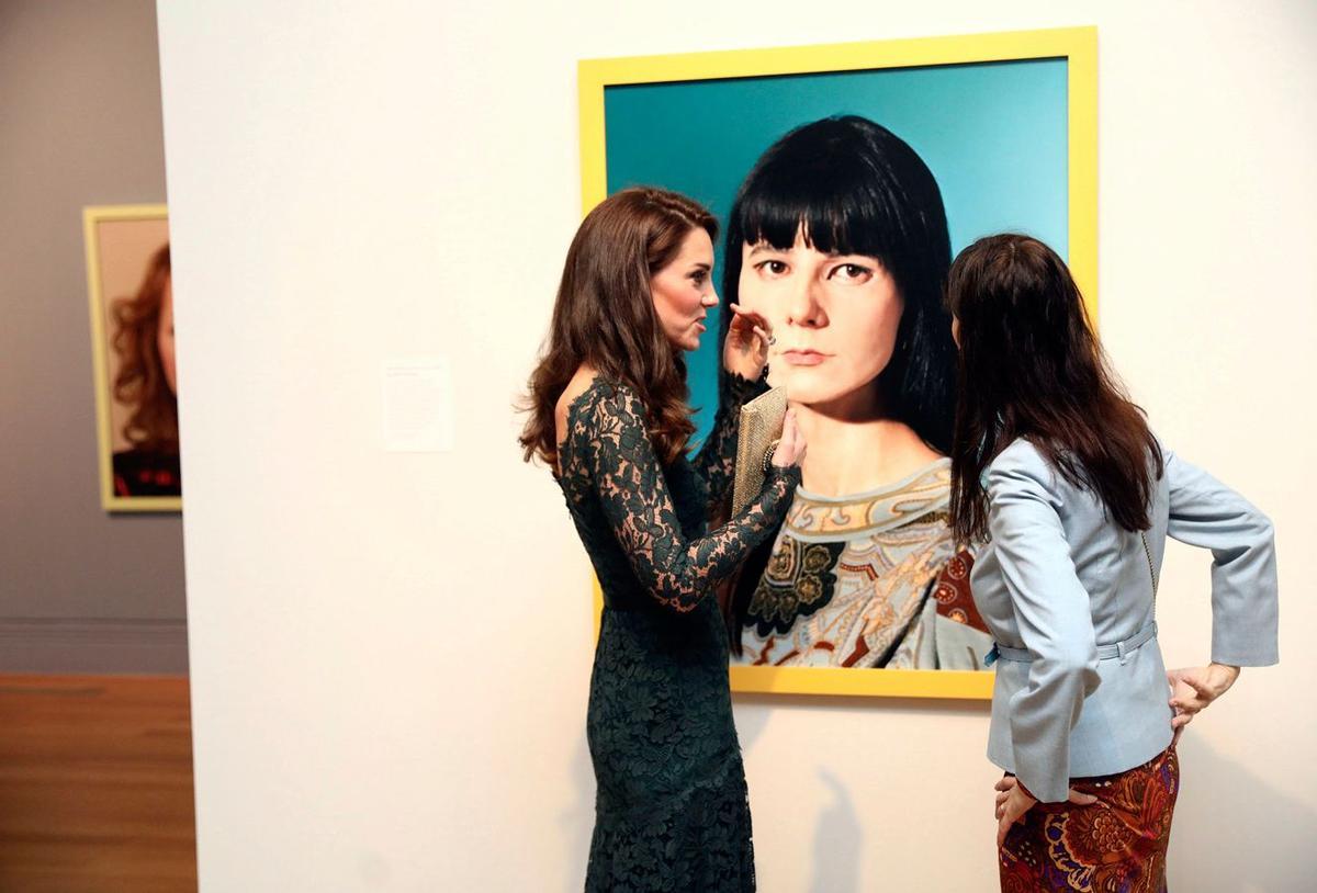 Portrait Gala 2017: Kate Middleton junto a la artista Gillian Wearing,