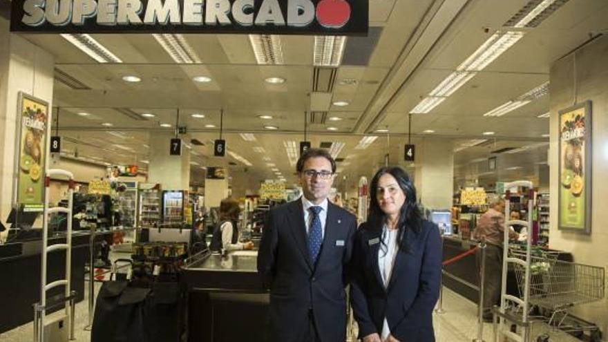 José Antonio González y Ángeles Pérez en el supermercado del centro comercial.