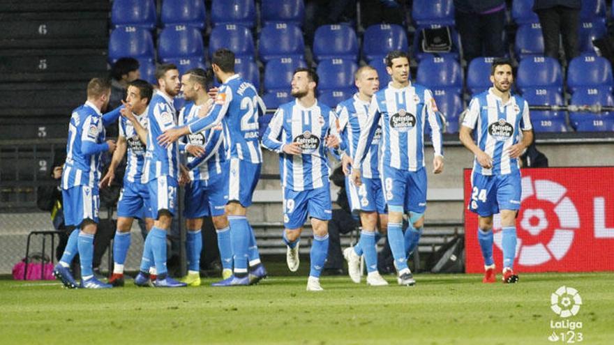 Los jugadores del Dépor celebran uno de los goles de anoche.