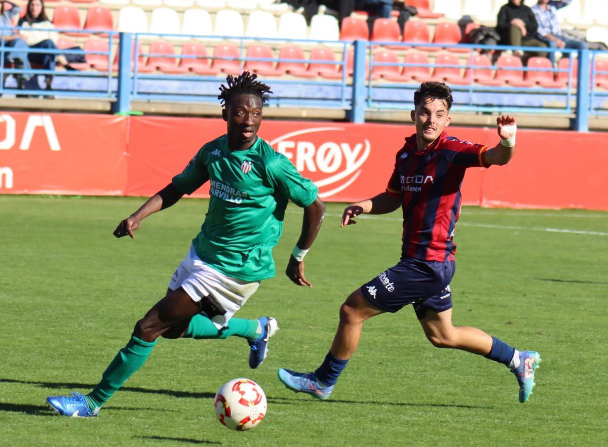 Samed y Rubén Cabeza pugnan por un balón en el partido entre Extremadura y Azuaga.