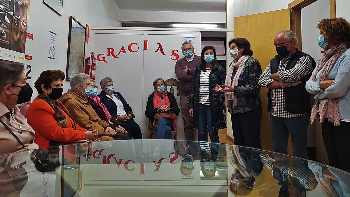 Mercedes Brea, ayer, dirigiéndose a voluntarios de Cáritas. |   // A.CELA