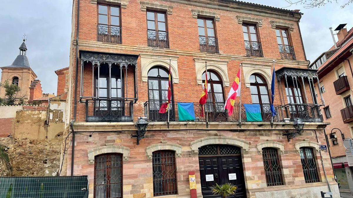 Dos banderas del Pueblo Gitano en la fachada de la Casa Consistorial de la plaza del Grano.