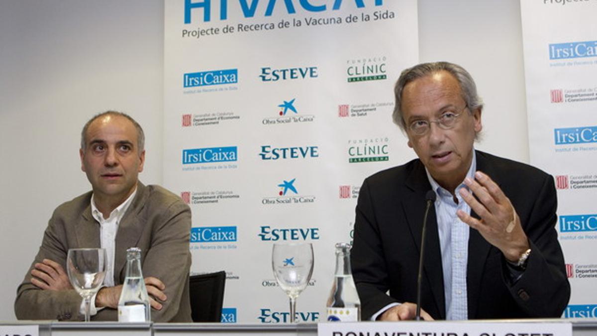 Los doctores Martínez Picado (izquierda) y Bonaventura Clotet explican el hallazgo, el martes, durante la rueda de prensa en Barcelona.