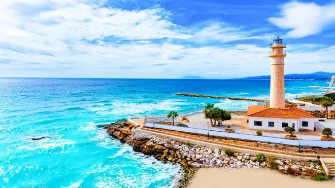 La playa de Málaga de arena oscura y poco oleaje que apenas nadie conoce a pesar de tener su propia 'Bandera Azul'