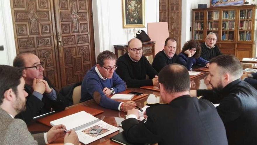 Semana Santa en Zamora | Las cofradías afectadas por el corte de la rúa probarán con mesas el nuevo itinerario