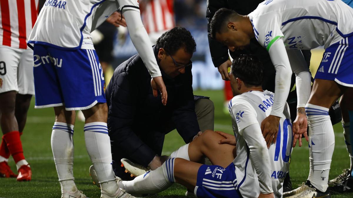 El doctor De los Mártires atiende a Guti sobre el césped de La Romareda.