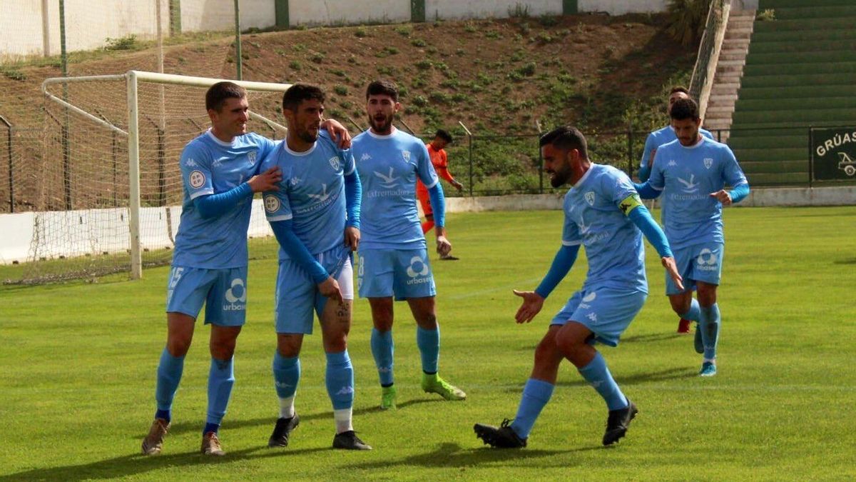 Los jugadores del Villanovense se abrazan a Tapia, autor del gol del triunfo.