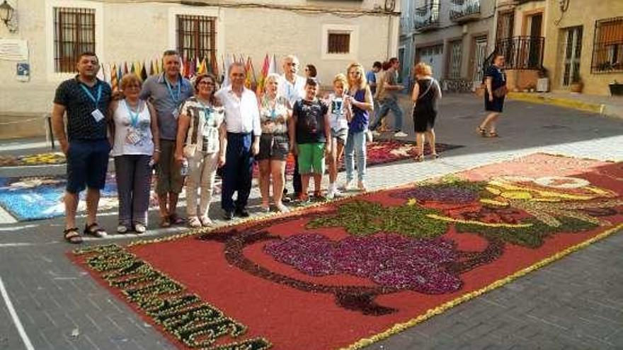 Tapiz floral de Ponteareas creado ayer en Elche de la Sierra. // D.P.