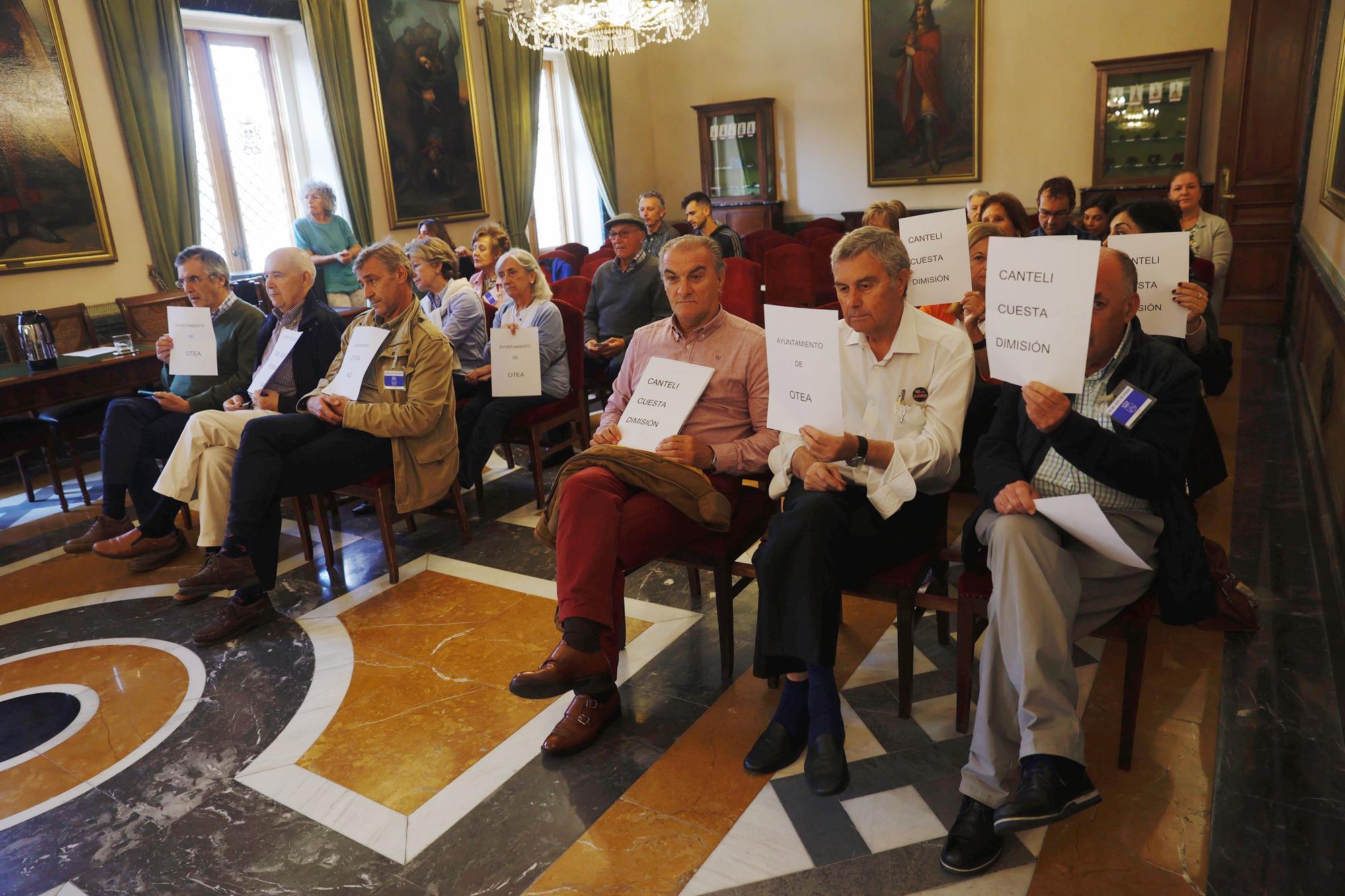 EN IMÁGENES: Pleno municipal en Oviedo con protestas de los vecinos por las terrazas del Antiguo