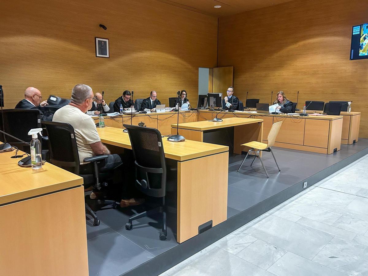 El acusado, de espaldas, en la segunda sesión del juicio.
