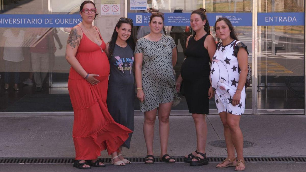 Mujeres embarazadas, a las puertas del hospital de Ourense.