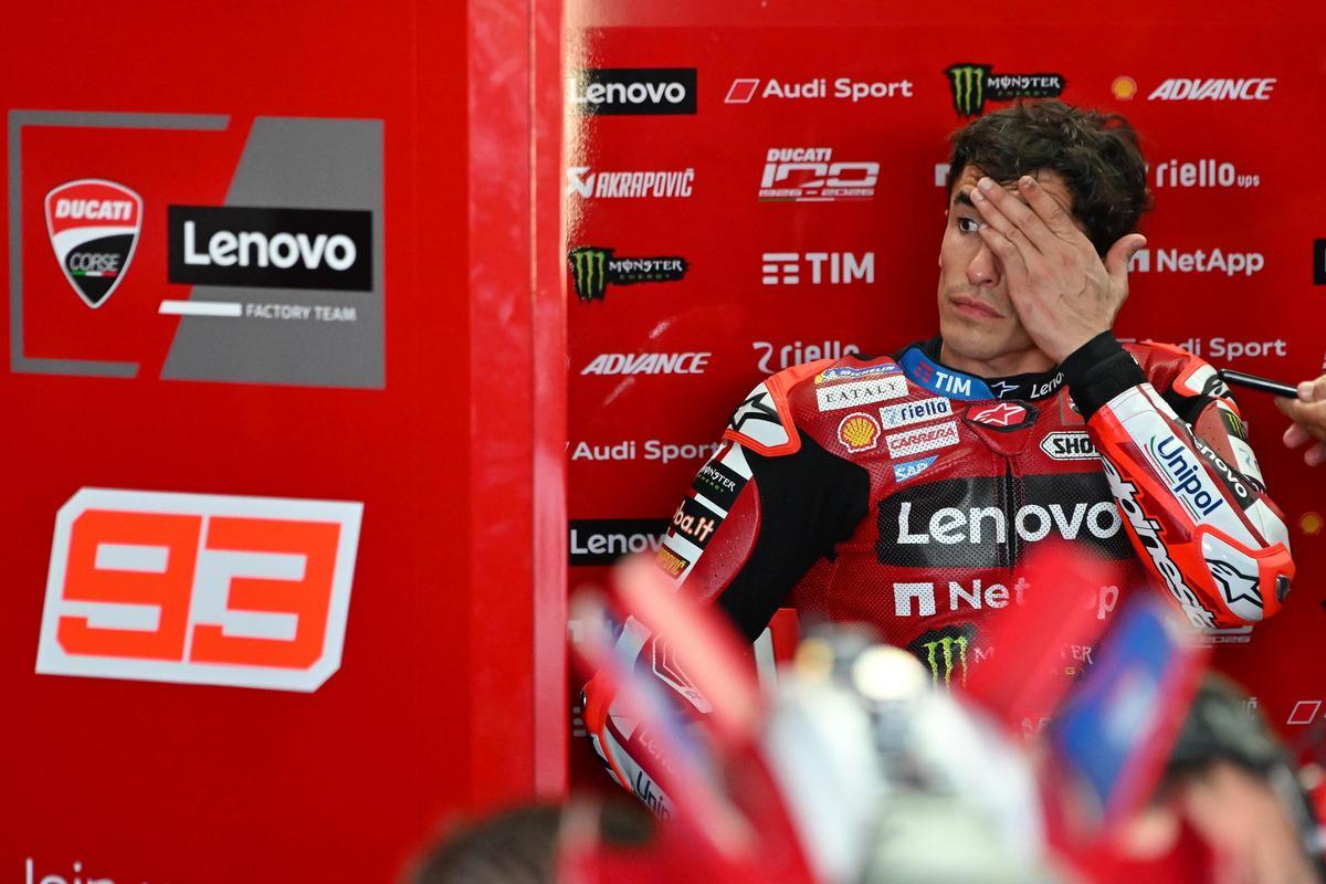 Marc Márquez en el box de Ducati