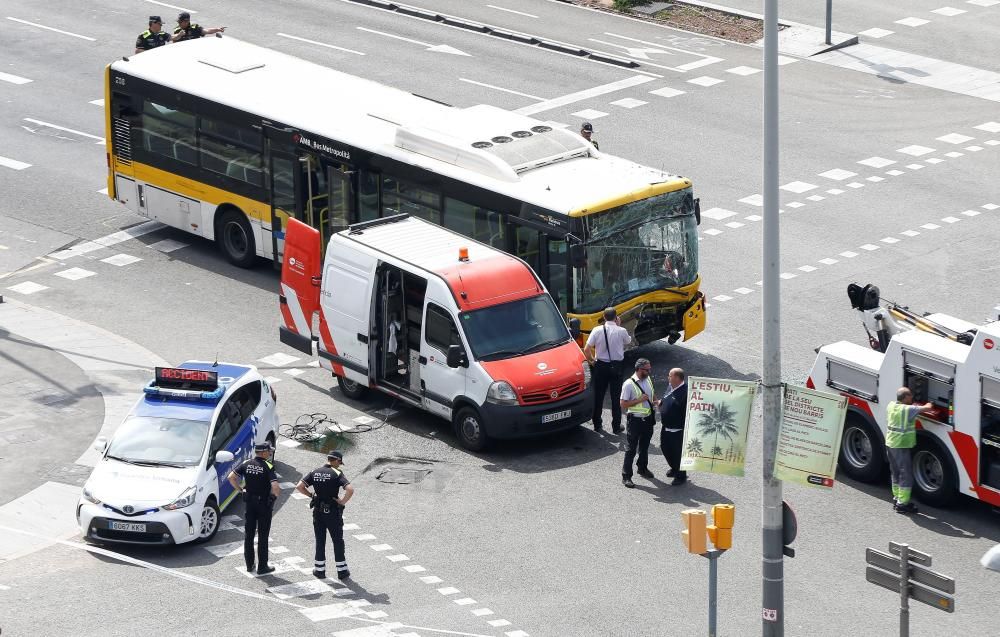 Accident de trànsit entre dos busos, un taxi i una moto a Barcelona