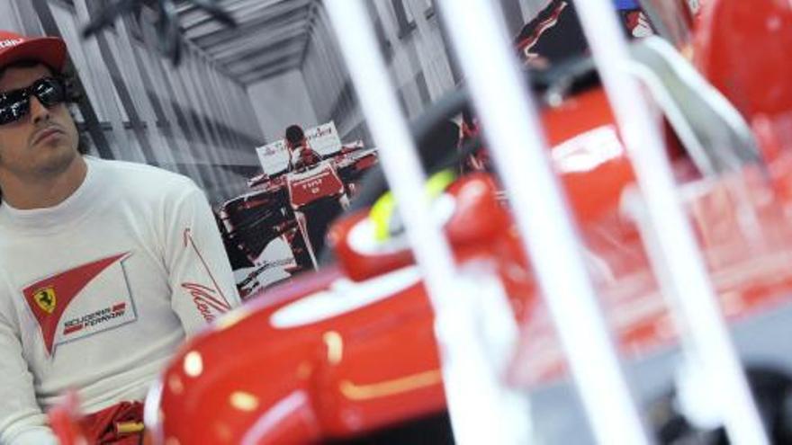 Alonso en el &#039;pit&#039; de Ferrari.