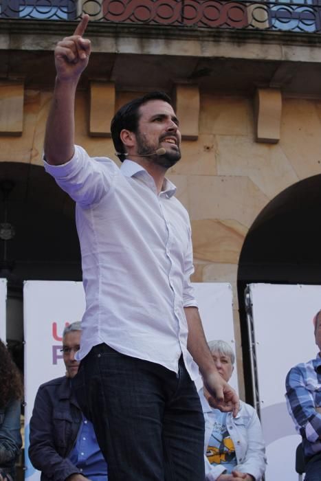 Alberto Garzón en un mitin de Unidos Podemos en la Plaza Mayor de Gijón