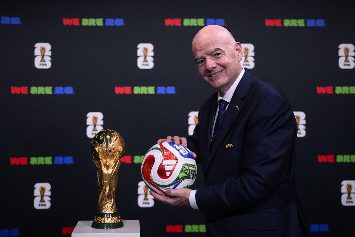 El presidente de la FIFA, Gianni Infantino, presenta el balón oficial de la Copa Mundial de 2026, el Trionda