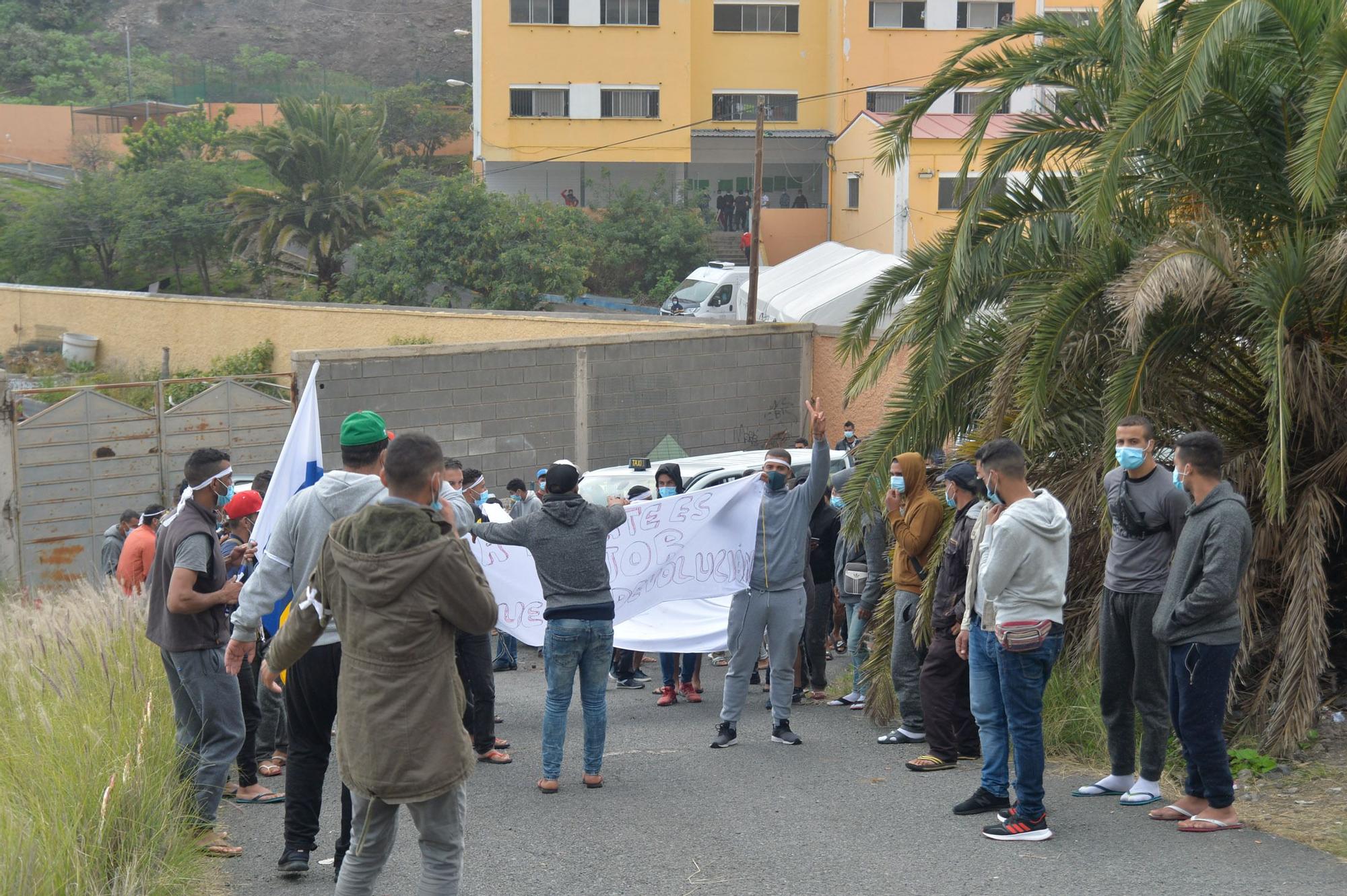 Protesta de los migrantes del Colegio León para que los dejen marcharse de Canarias