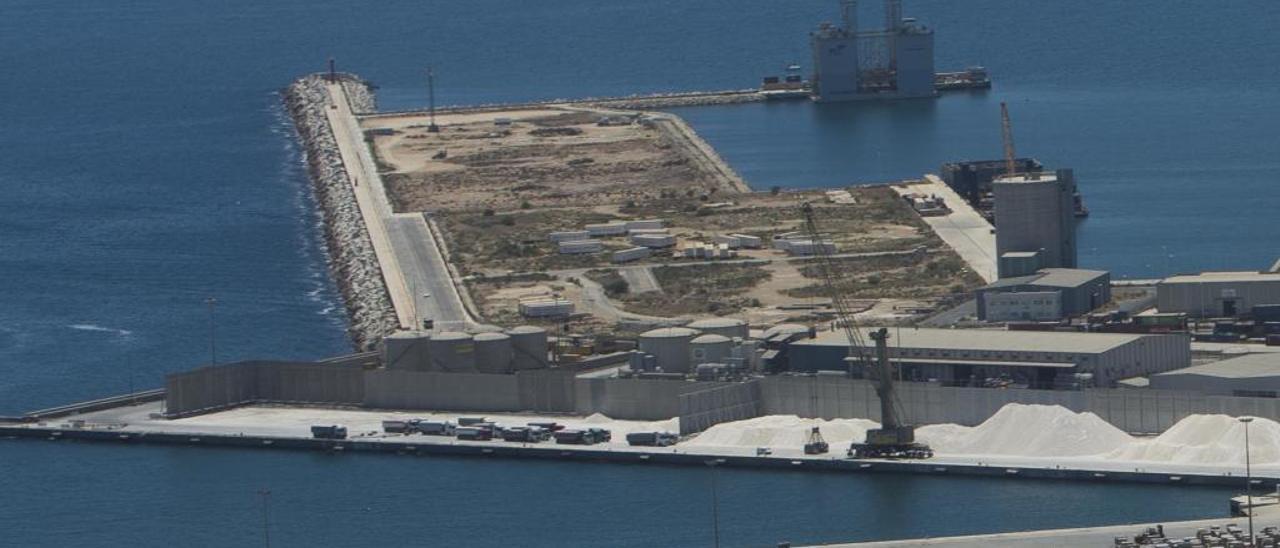 Vista aérea de los muelles 19 y 21, al fondo, donde se prevé construir los macrodepósitos.